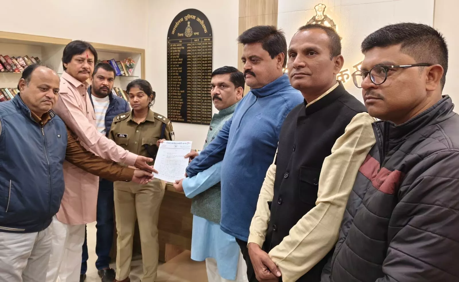 अवैध शराब कारोबार पर कांग्रेस ने पुलिस अधीक्षक को सौंपा ज्ञापन, सख्त कार्यवाही किये जाने की मांग