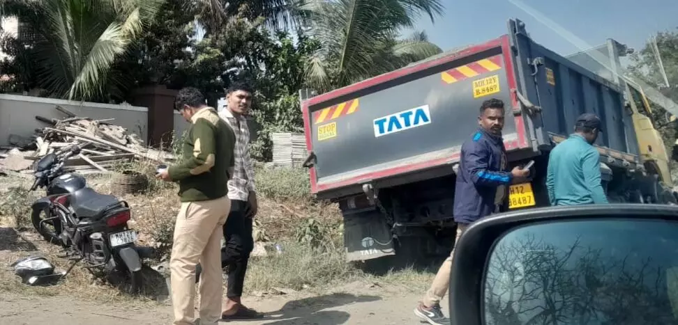 लवले में भीषण सड़क हादसा: डंपर की टक्कर से 22 वर्षीय युवक की मौत