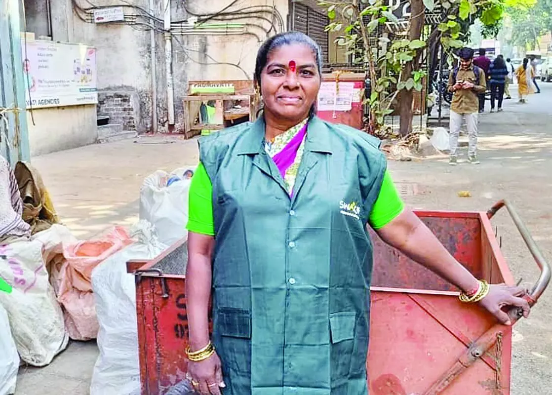 कचरा उठाने वाली अंजू माने की ईमानदारी, 10 लाख का बैग लौटाया