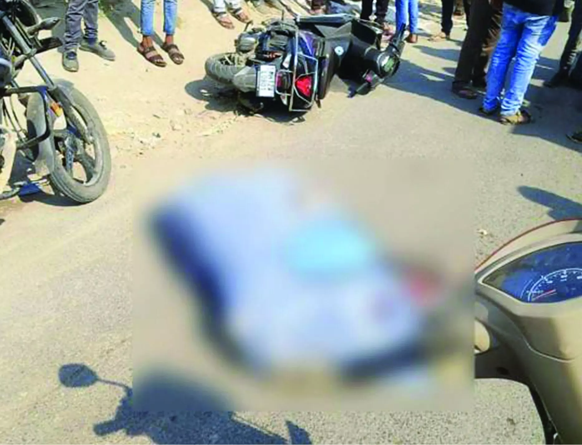 जानलेवा बने डंपर - मिक्सर, दो दिन में तीन मौतें