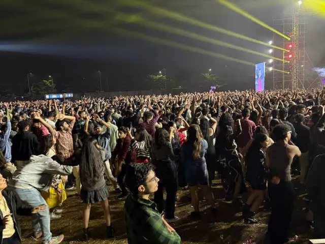 एम्स नागपुर में श्रेया घोषाल के गीतों पर झूमे विद्यार्थी