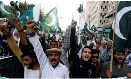 संविधान संशोधन को लेकर पाक में बवाल, सड़कों पर उतरें हजारों लोग संविधान संशोधन को लेकर पाक में बवाल, सड़कों पर उतरें हजारों लोग