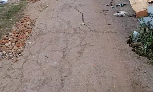 जर्जर सीसी सड़क से राहगीर परेशान, सुविधा मार्ग बना दुविधा