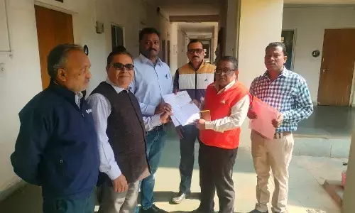 पशुपालन विभाग की मनमानी के खिलाफ सहायक पशु चिकित्सकों का प्रदर्शन, कलेक्टर को सौंपा ज्ञापन