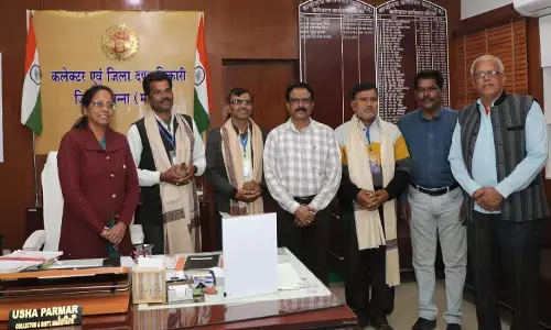 जिला निर्वाचन अधिकारी ने शत प्रतिशत कार्य पूर्ण करने पर चार बीएलओ को किया सम्मानित जिला निर्वाचन अधिकारी ने शत प्रतिशत कार्य पूर्ण करने पर चार बीएलओ को किया सम्मानित