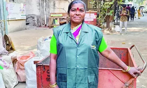 कचरा उठाने वाली अंजू माने की ईमानदारी, 10 लाख का बैग लौटाया