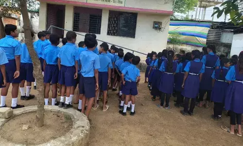 सरकारी स्कूलों में 133 रुपए रोजी पर छात्रों को पढ़ा रहे स्वयं सेवक शिक्षक सरकारी स्कूलों में 133 रुपए रोजी पर छात्रों को पढ़ा रहे स्वयं सेवक शिक्षक