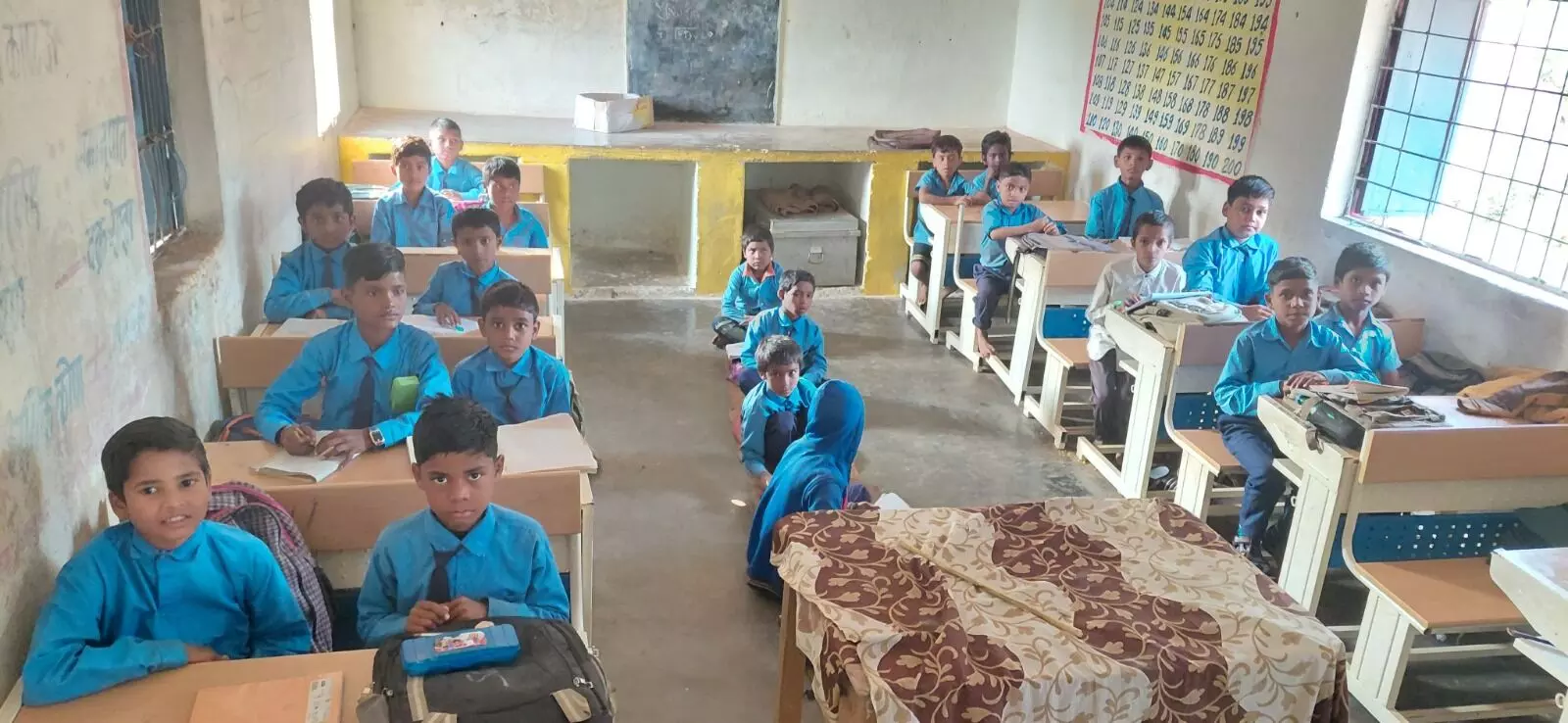 पुरैना माध्यमिक शाला की शिक्षा व्यवस्था बदहाल, बच्चों को नहीं आते पहाड़े-गिनती परिसर में पांच माह से पड़ा मलबा पुरैना माध्यमिक शाला की शिक्षा व्यवस्था बदहाल, बच्चों को नहीं आते पहाड़े-गिनती परिसर में पांच माह से पड़ा मलबा