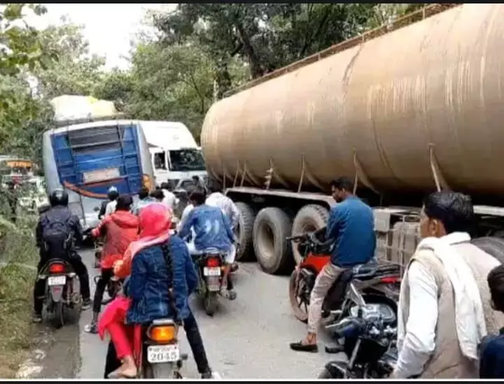 पन्ना-छतरपुर मार्ग पर भैरव टेक घाटी में भीषण जाम, सैकड़ों वाहन फंसे, यात्री परेशान