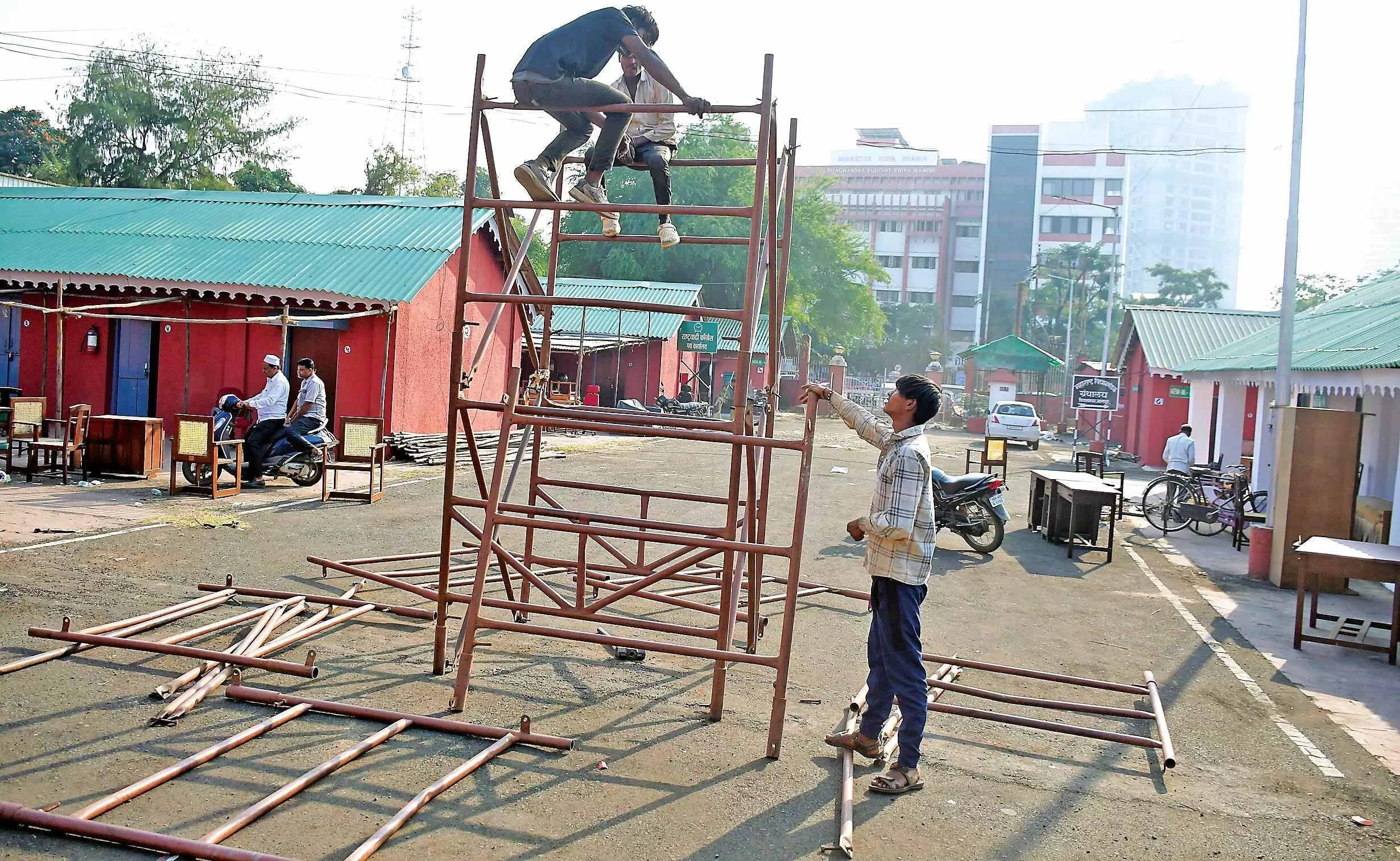 ठेकेदारों का आंदोलन खत्म, 3 दिन में मिलेंगे 23 करोड़ - अतिरिक्त मुख्य सचिव ने की मुख्य अभियंता के साथ बैठक