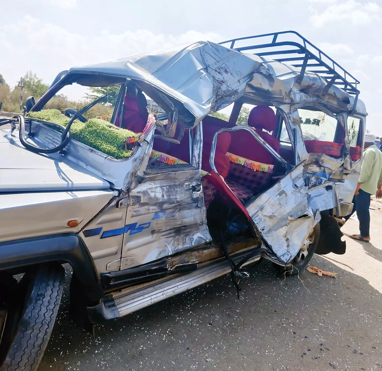 कार डिवाइडर से टकरा हुई चकनाचूर - 12 लोग घायल, चार श्रद्धालुओं की मौत, तीन गंभीर