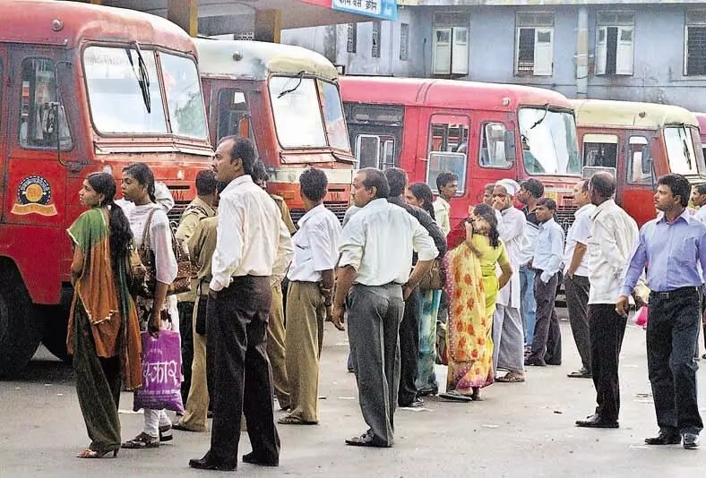 कई बसें बंद होने के बाद नहीं हुईं शुरू, यात्री हो रहे परेशान, मुसाफिरों को निजी बसों का सहारा