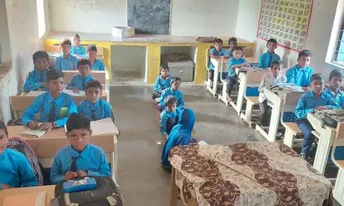 पुरैना माध्यमिक शाला की शिक्षा व्यवस्था बदहाल, बच्चों को नहीं आते पहाड़े-गिनती परिसर में पांच माह से पड़ा मलबा