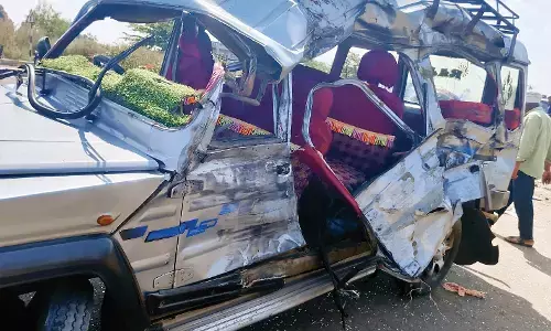 कार डिवाइडर से टकरा हुई चकनाचूर - 12 लोग घायल, चार श्रद्धालुओं की मौत, तीन गंभीर