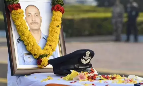 तेजस विमान दुर्घटना में शहीद हुए विंग कमांडर का हुआ अंतिम संस्कार, पायलट पत्नी ने दी अंतिम विदाई