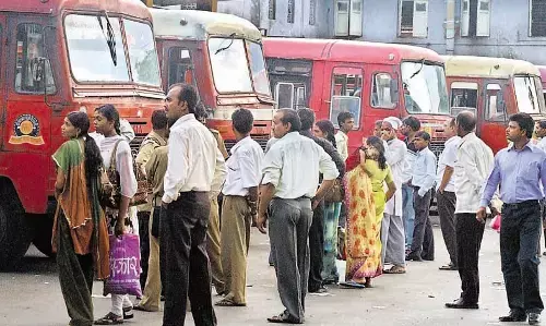 कई बसें बंद होने के बाद नहीं हुईं शुरू, यात्री हो रहे परेशान, मुसाफिरों को निजी बसों का सहारा