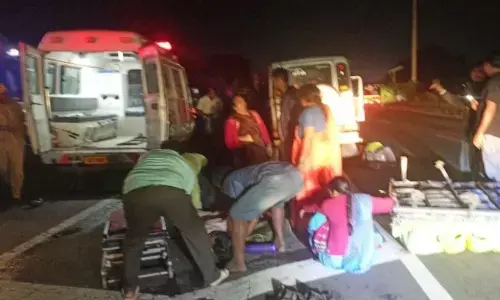 आंध्रप्रदेश में बड़ा सड़क हादसा, पुरी से श्रीशैलम जा रहे एमपी के तीर्थयात्रियों की गाड़ी खड़े ट्रक से टकराई, 4 की मौत, 5 घायल आंध्रप्रदेश में बड़ा सड़क हादसा, पुरी से श्रीशैलम जा रहे एमपी के तीर्थयात्रियों की गाड़ी खड़े ट्रक से टकराई, 4 की मौत, 5 घायल