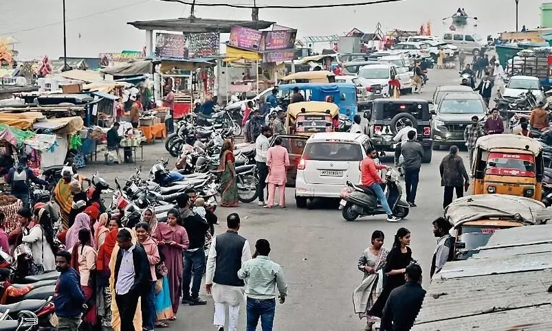 नर्मदा घाटों के आसपास की जा रही वाहनाें की पार्किंग, कोई रोकने-टोकने वाला नहीं