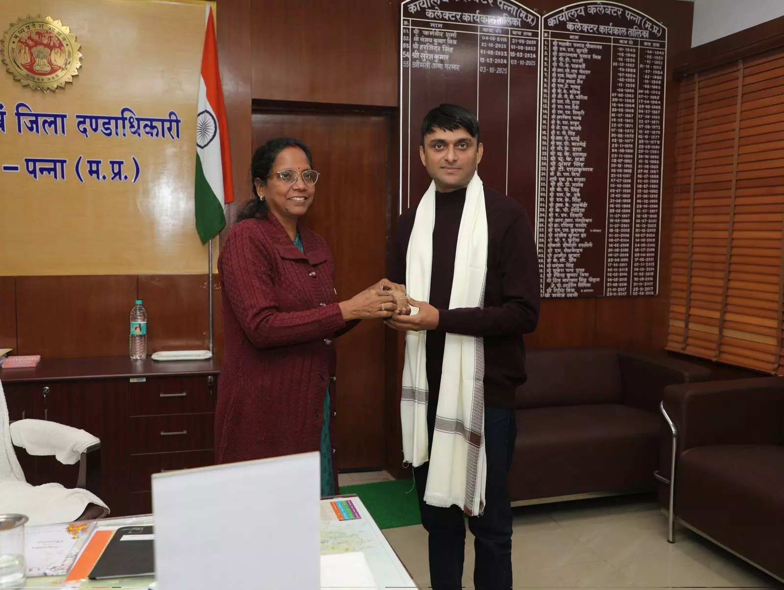 शत प्रतिशत कार्य करने वाले बीएलओ को जिला निर्वाचन अधिकारी ने किया सम्मानित