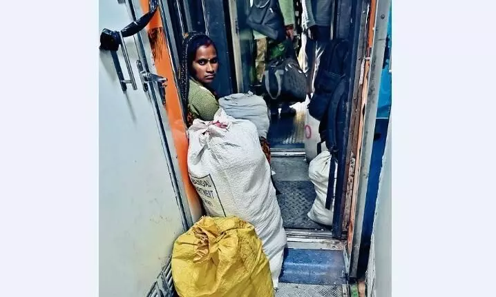 ट्रेनों में भीड़ इतनी कि टाॅयलेट के पास बैठकर तक करनी पड़ रही लंबी यात्रा