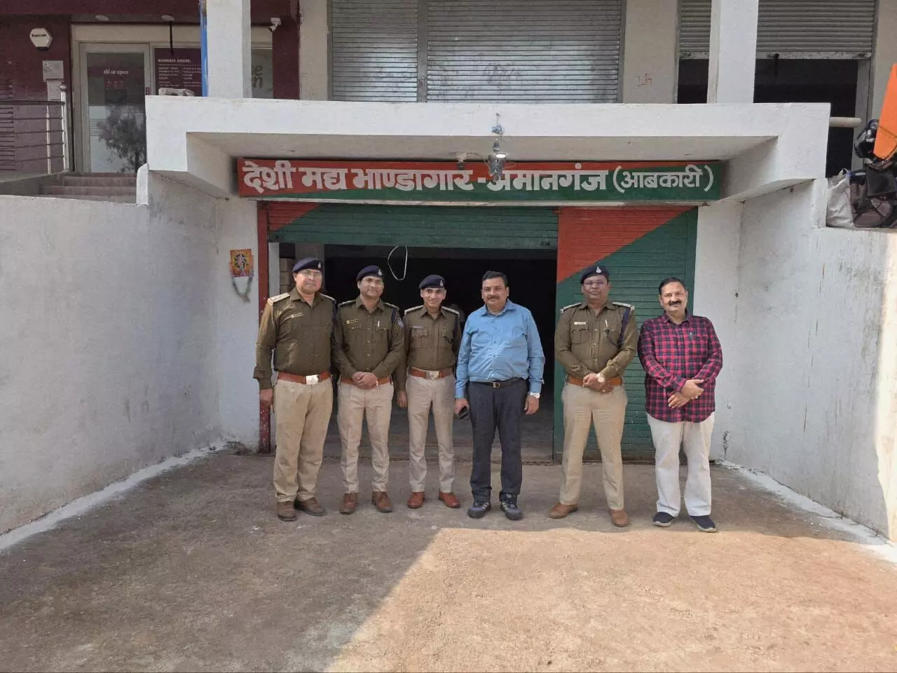 सागर संभाग आबकारी उपायुक्त इंदर सिंह जामोद ने किया निरीक्षण सागर संभाग आबकारी उपायुक्त इंदर सिंह जामोद ने किया निरीक्षण