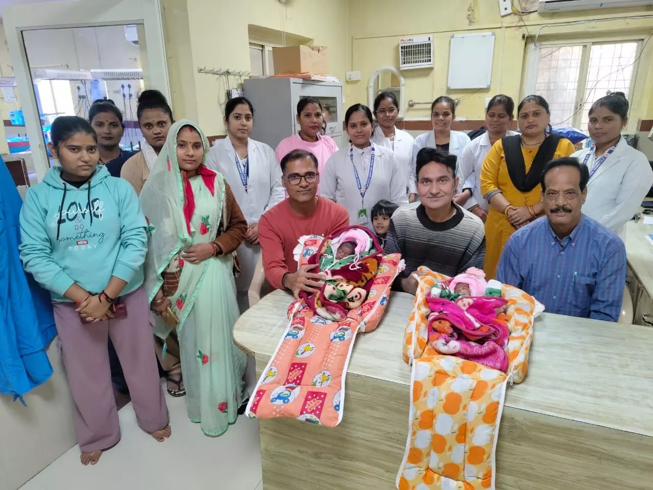 एसएनसीयू में मिला जुड़वा बच्चियों को जन्म, समय पूर्व जन्म, बेहद कम वजन फिर मिली जीत