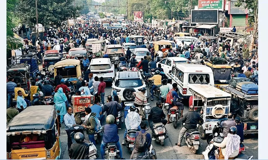 हाईवे पर दो घंटे थमा ट्रैफिक, चार किमी तक लगा जाम हाईवे पर दो घंटे थमा ट्रैफिक, चार किमी तक लगा जाम