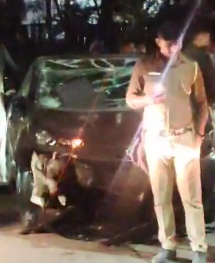 नवले पुल पर फिर हुआ हादसा : तेज रफ्तार कार डिवायडर से टकराई, दो लोग घायल