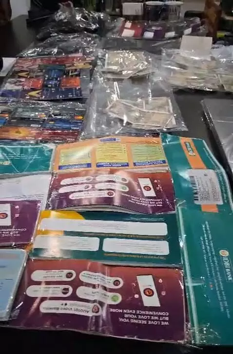 नकली नोट गिरोह के मास्टरमाइंड सहित 3 गिरफ्तार, 25 हजार नकली नोट भी जप्त नकली नोट गिरोह के मास्टरमाइंड सहित 3 गिरफ्तार, 25 हजार नकली नोट भी जप्त