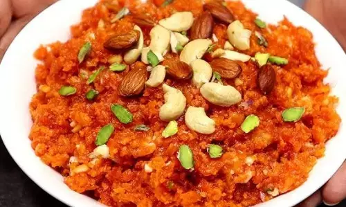 ठंडी-ठंडी हवाओं में गाजर का हलवा खाने की बात है कुछ और, देखें सर्दियों की परफेक्ट रेसिपी