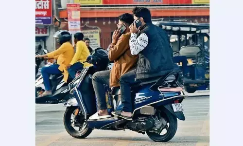 मोपेड चलाते समय मोबाइल पर बात करने में युवा पीढ़ी आगे