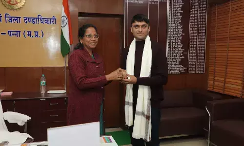 शत प्रतिशत कार्य करने वाले बीएलओ को जिला निर्वाचन अधिकारी ने किया सम्मानित