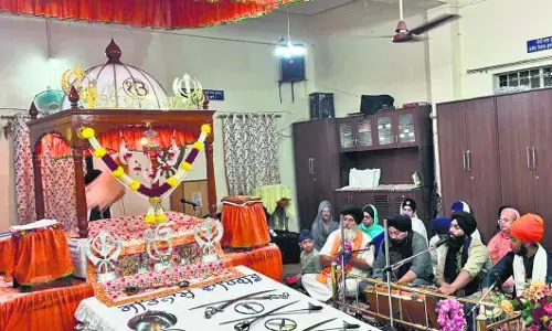 शहीदी दिवस पर हो रही अरदास, गुरुद्वारों में चल रही लंगर सेवा