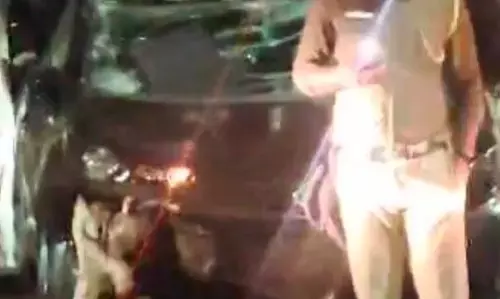 नवले पुल पर फिर हुआ हादसा : तेज रफ्तार कार डिवायडर से टकराई, दो लोग घायल