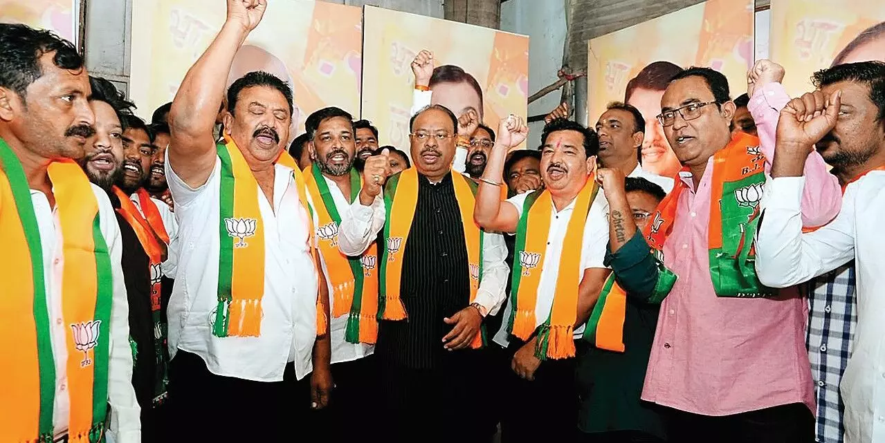 राजस्व डुबोने वाले राजस्वमंत्री के साथ रहते हैं, तो हमें वेदना होती है