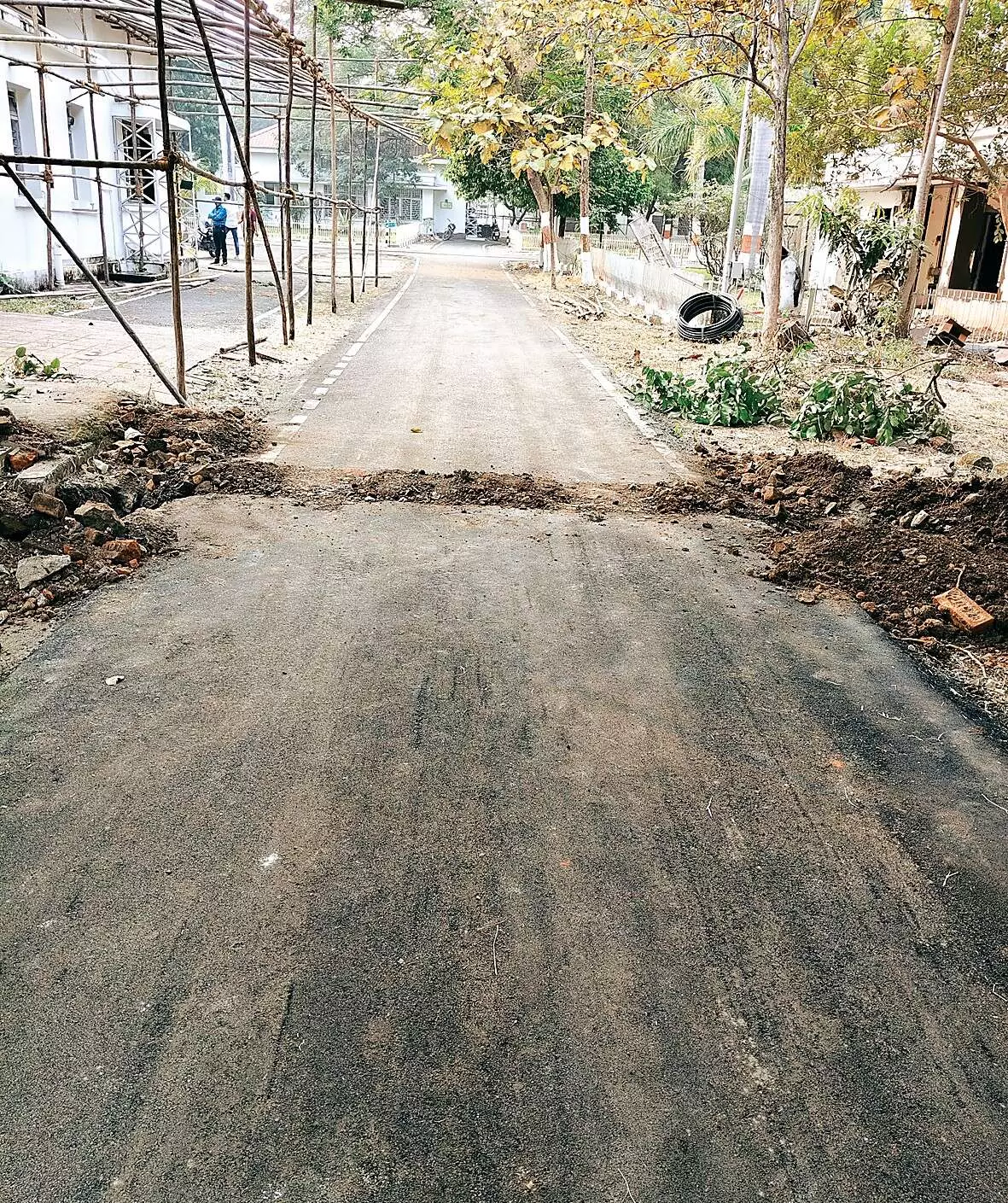 नागपुर के रवि भवन में सड़क बनाई और पाइप लाइन के लिए खोद डाली