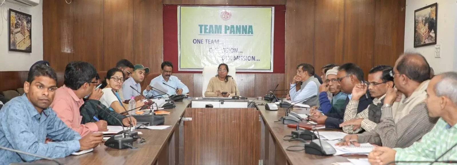 कलेक्टर ऊषा परमार की अध्यक्षता में ने ली टीएल बैठक