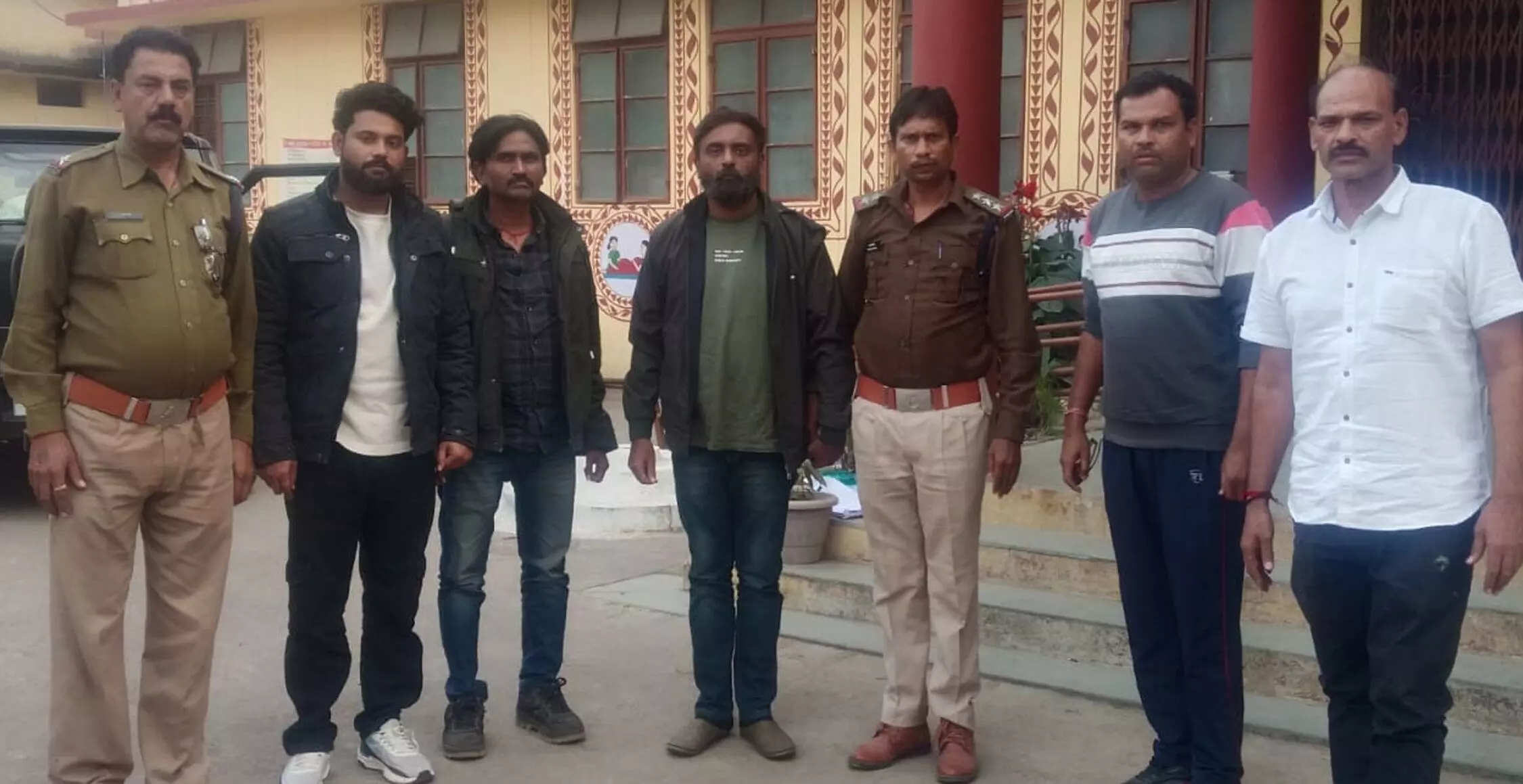 नकली नोट रैकेट का पर्दाफाश, धारणी का प्रभारी एचएम दिनेश गोरे गिरफ्तार नकली नोट रैकेट का पर्दाफाश, धारणी का प्रभारी एचएम दिनेश गोरे गिरफ्तार