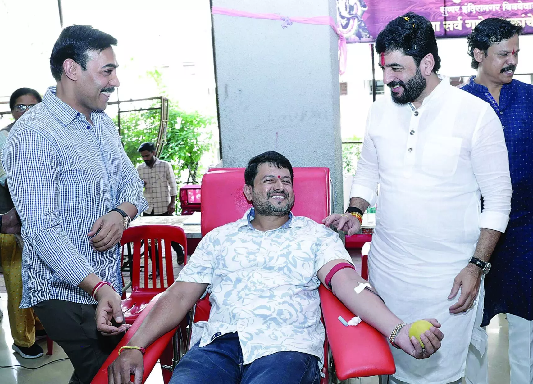 सांसद मोहोल के जन्मदिन पर आयोजित विशाल रक्तदान अभियान में 10 हजार ब्लड बैग संकलित