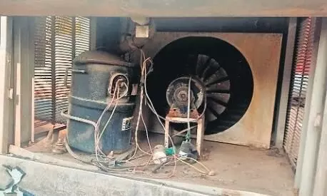 रेलवे स्टेशन में खुला पड़ा वॉटर कूलर खुले बिजली के तार बाहर तक बिखरे