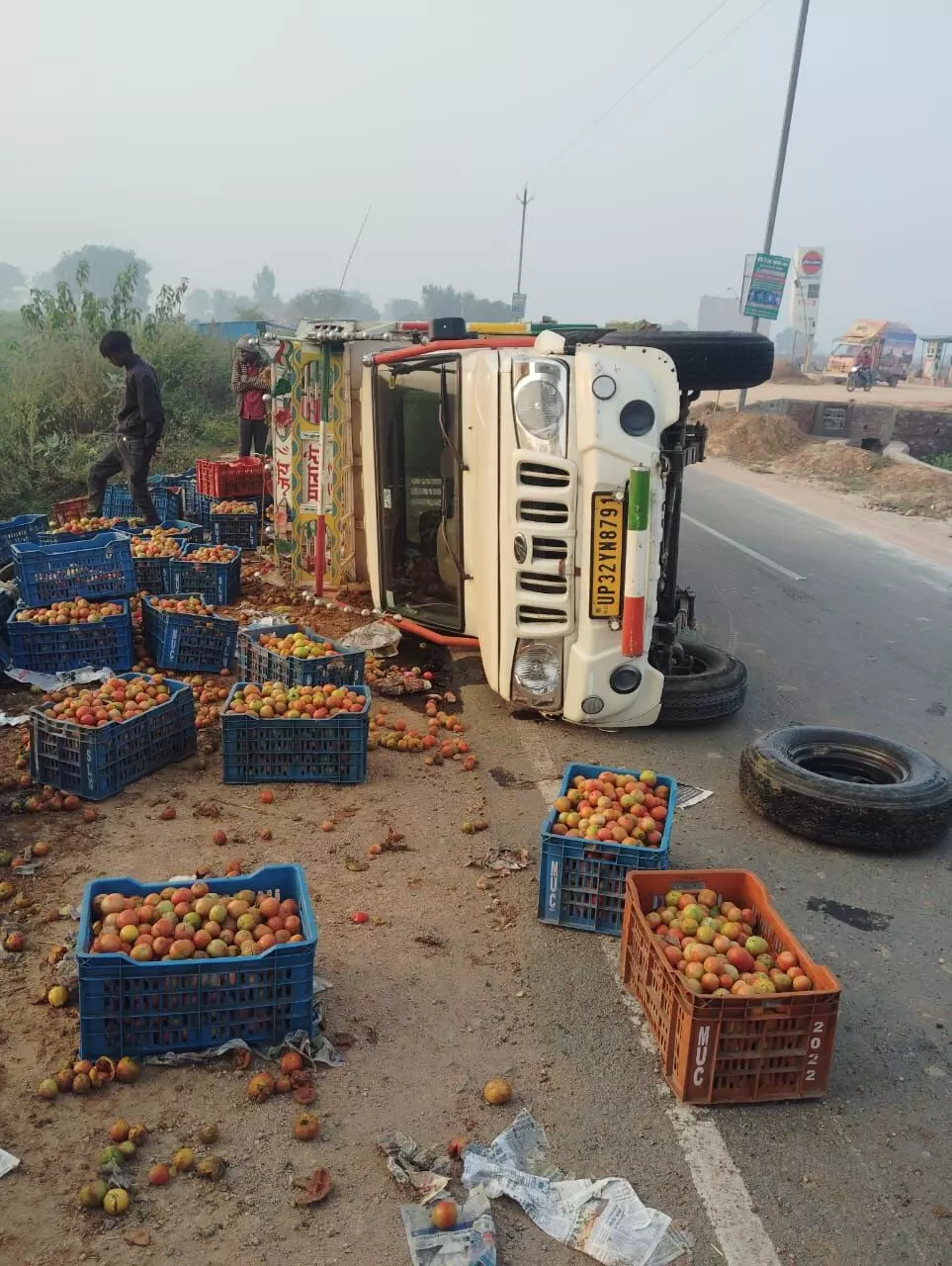 होटल में तेज रफ्तार पिकअप वाहन पलटा, बाल-बाल बचे लोग