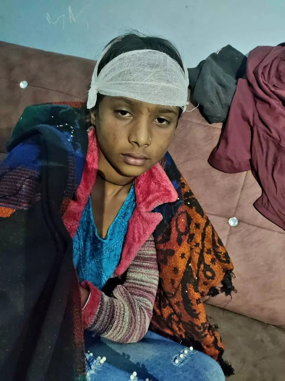 बच्चों के खेल पर विवाद में दम्पत्ति ने किशोरी को पीटा, सिर फूटा हालत गंभीर