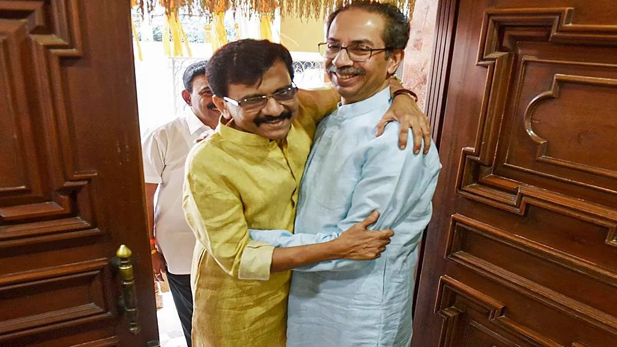 उद्धव ठाकरे ने संजय राऊत के घर पहुंचकर उनका हालचाल जाना, पिछले काफी समय से चल रहे है बीमार