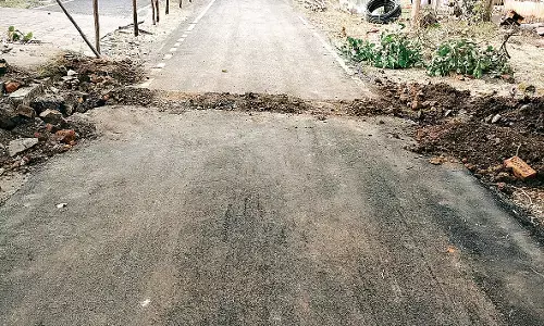 नागपुर के रवि भवन में सड़क बनाई और पाइप लाइन के लिए खोद डाली