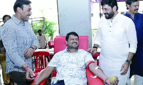 सांसद मोहोल के जन्मदिन पर आयोजित विशाल रक्तदान अभियान में 10 हजार ब्लड बैग संकलित सांसद मोहोल के जन्मदिन पर आयोजित विशाल रक्तदान अभियान में 10 हजार ब्लड बैग संकलित