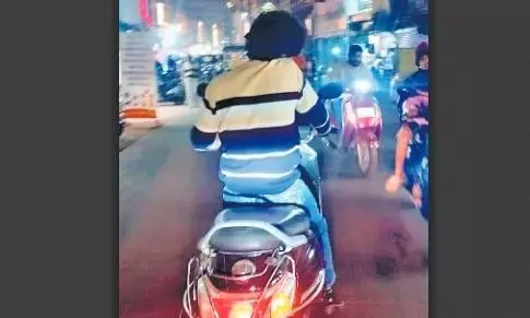 रात को भी चलते-चलते मोबाइल पर बात कर खतरा मोल ले रहे दो-पहिया वाहन चालक