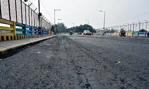 ये कैसी सड़क..बनने के चार दिन बाद ही उखड़ने लगीं गिट्टियां, लोग उठा रहे सवाल