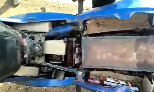 तस्करों का नया जुगाड़ , पेट्रोल की टंकी में भरी जा रही थी शराब