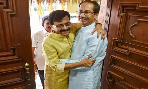 उद्धव ठाकरे ने संजय राऊत के घर पहुंचकर उनका हालचाल जाना, पिछले काफी समय से चल रहे है बीमार उद्धव ठाकरे ने संजय राऊत के घर पहुंचकर उनका हालचाल जाना, पिछले काफी समय से चल रहे है बीमार