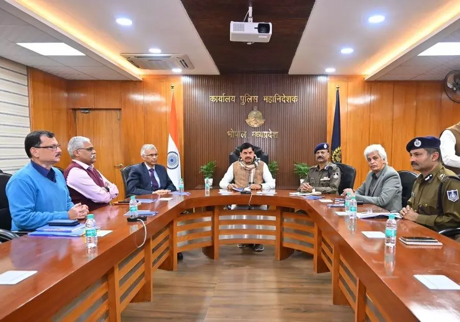 सीएम डॉ. यादव अचानक पहुंचे पुलिस मुख्यालय, रायसेन एसपी को किया अटैच-टीआई को हटाया, दिए सख्त निर्देश सीएम डॉ. यादव अचानक पहुंचे पुलिस मुख्यालय, रायसेन एसपी को किया अटैच-टीआई को हटाया, दिए सख्त निर्देश